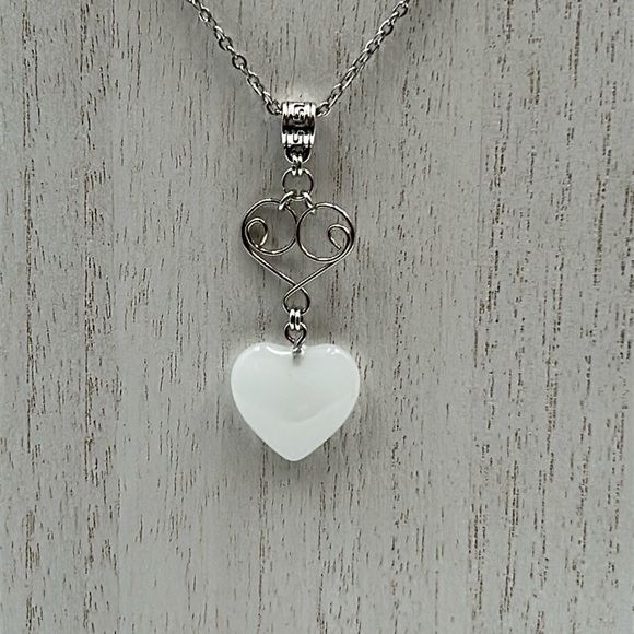 2028- Heart Holding A Natural Stone Heart Handmade Necklace NWT - Picture 3 of 7